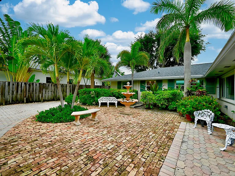 129 Alhambra Pl — Photo 33