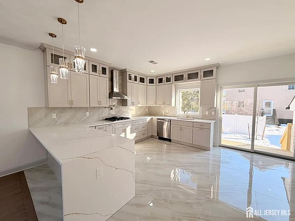 4th image of 46 Foyer St