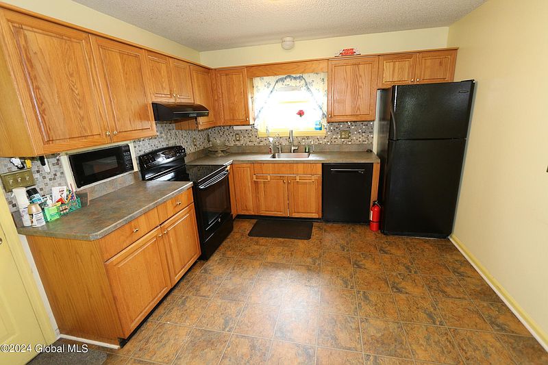 3rd image of 1429 Thickett Road