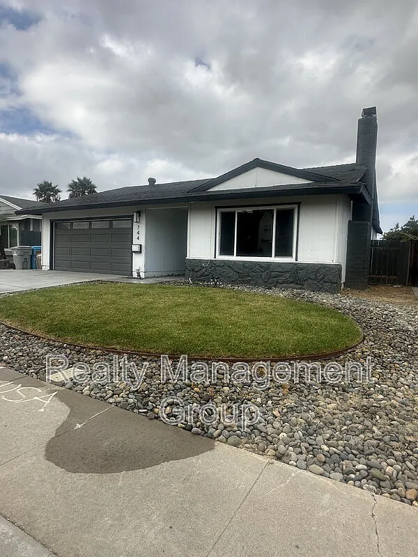 3 bed, 2.0 bath, 1141 sqft, $4,000 — Photo 2