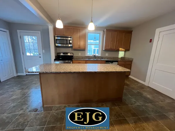 8 Woodbury Ave, Pelham, NH 03076