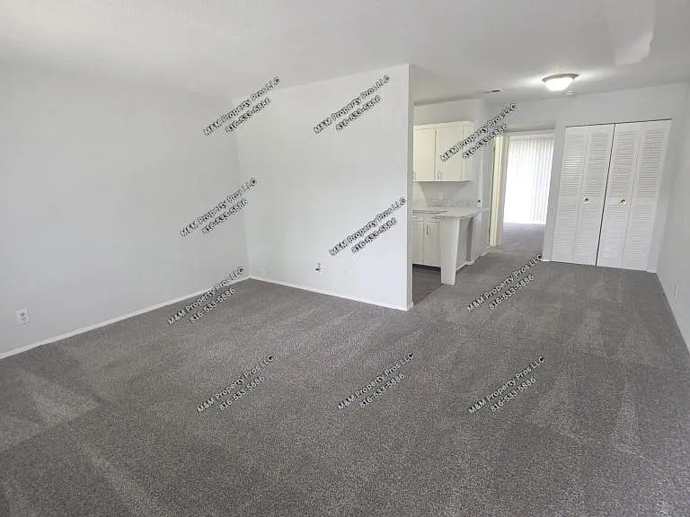 21 N Riley St — Photo 6