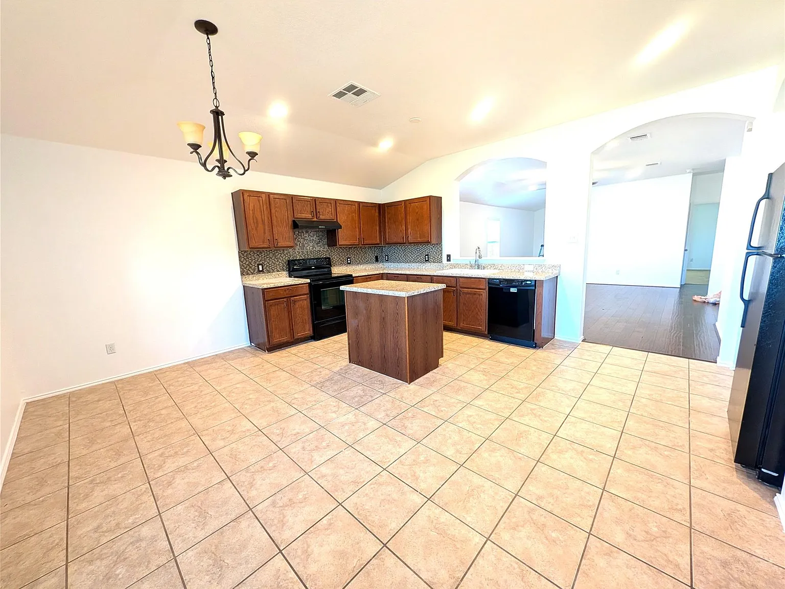 3 bed, 2.0 bath, 1704 sqft, $2,100 — Photo 3