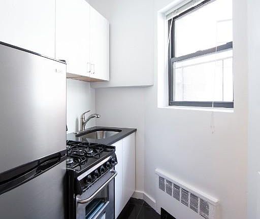 4th image of 102 E 31st St APT 5C