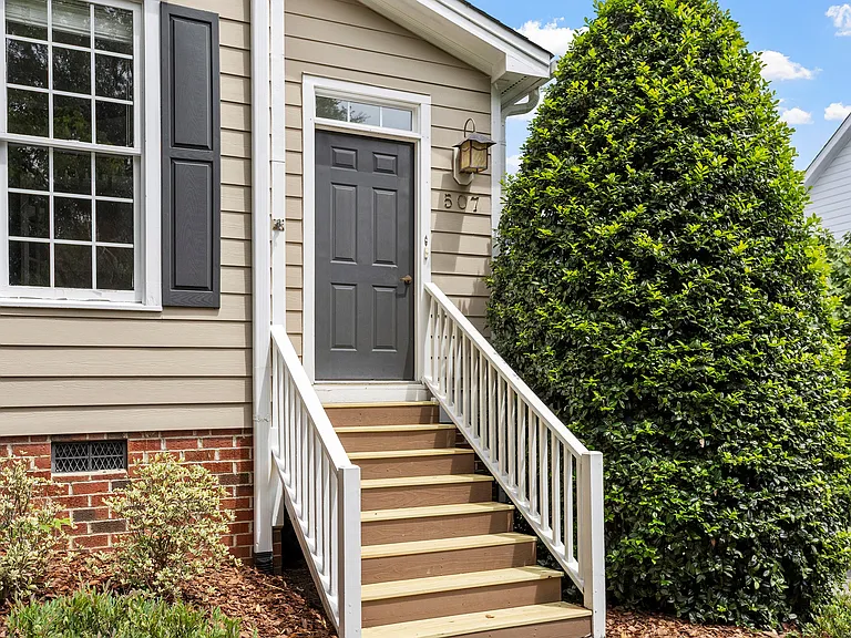 507 Highgrove Dr — Photo 3