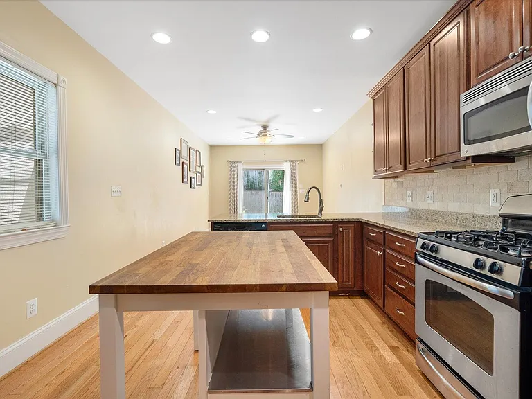 115 E Cross St — Photo 5