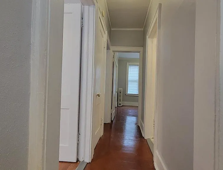 Colonial Apartments — Photo 16