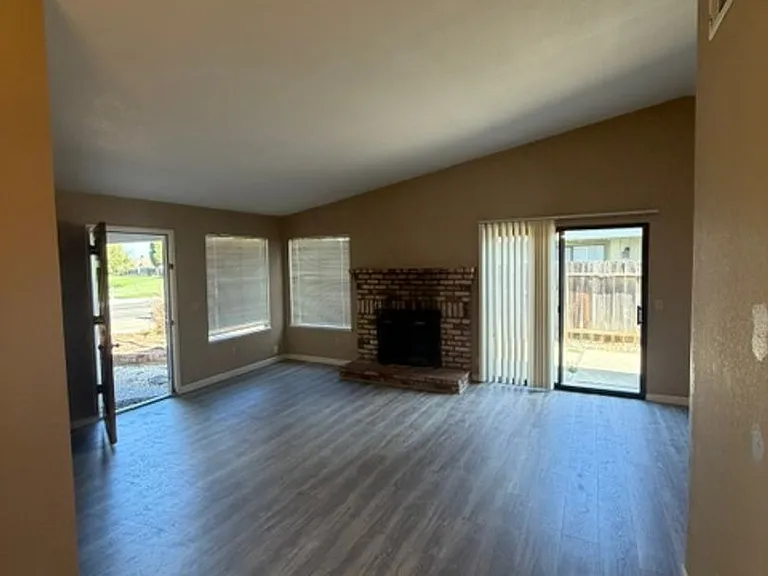 1643 Ashley Ave — Photo 4