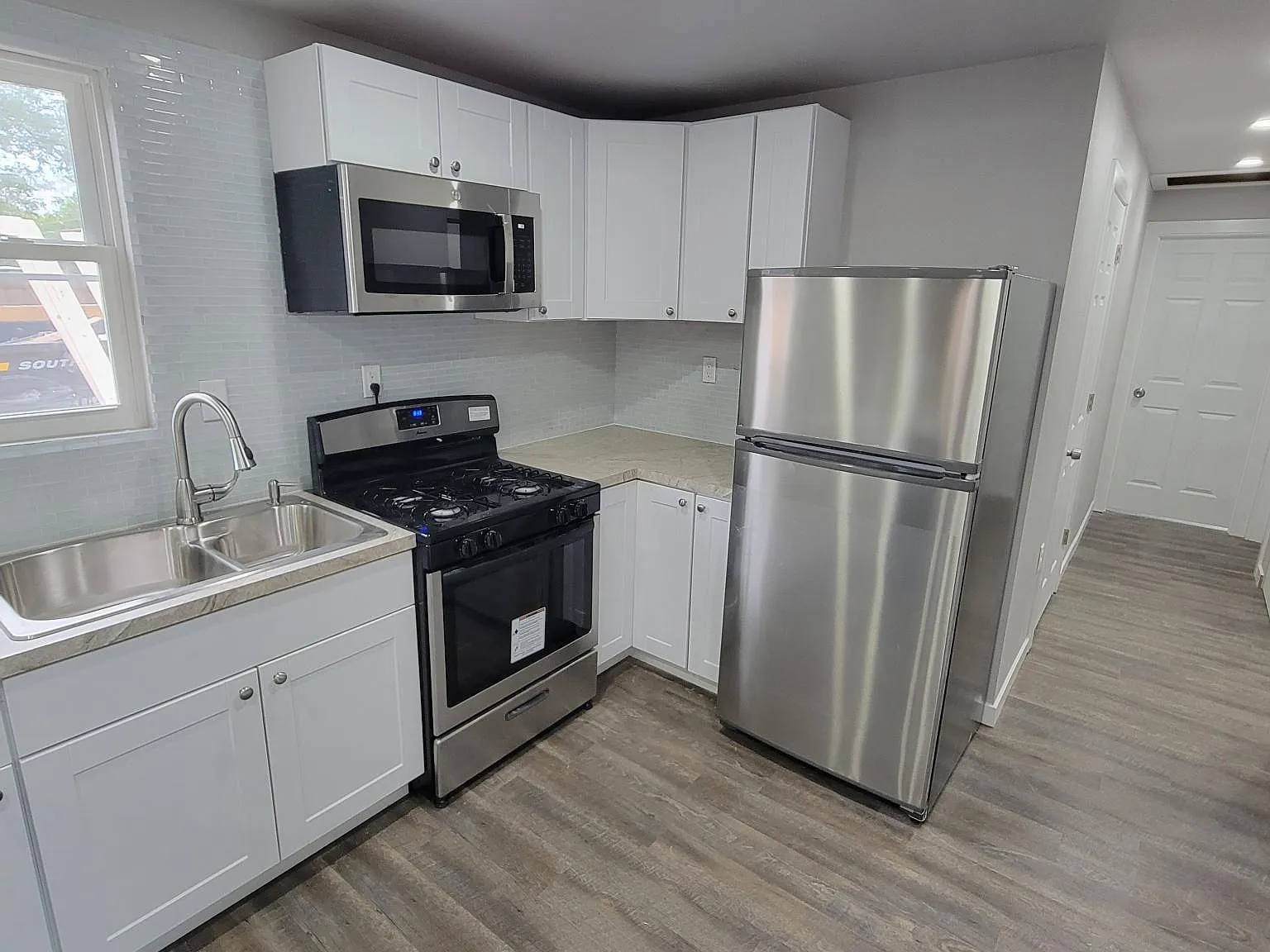 3 bed, 880 sqft, $1,800 — Photo 3