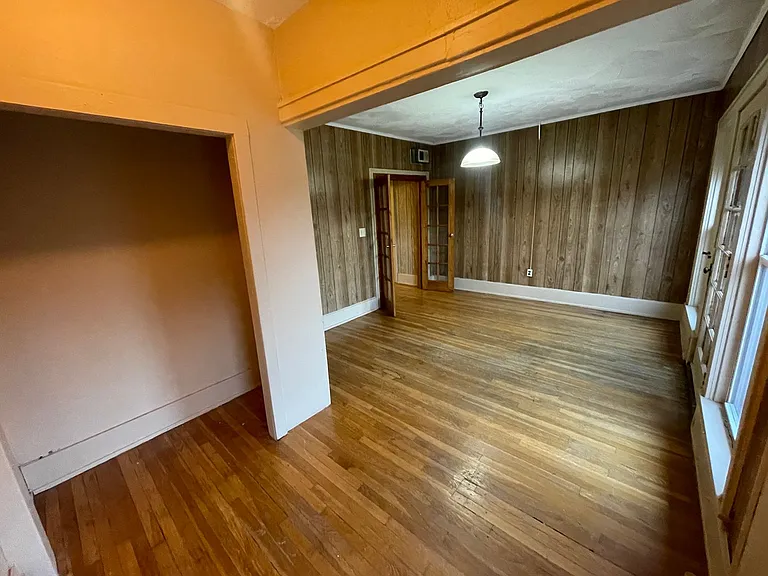 506 Kirby St E — Photo 8