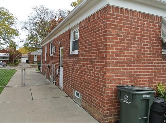 3rd image of 28313 Grant St