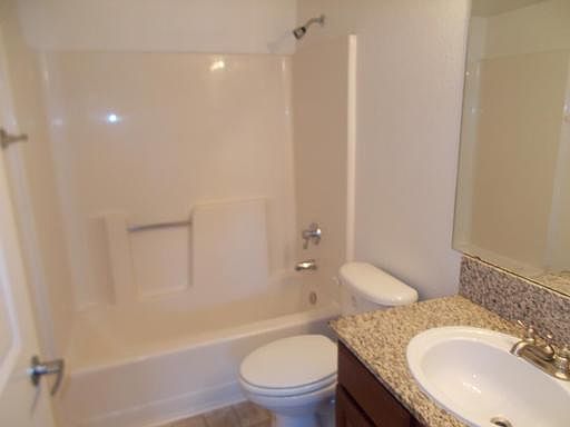 3rd image of 5134 S Jones Blvd Unit 204