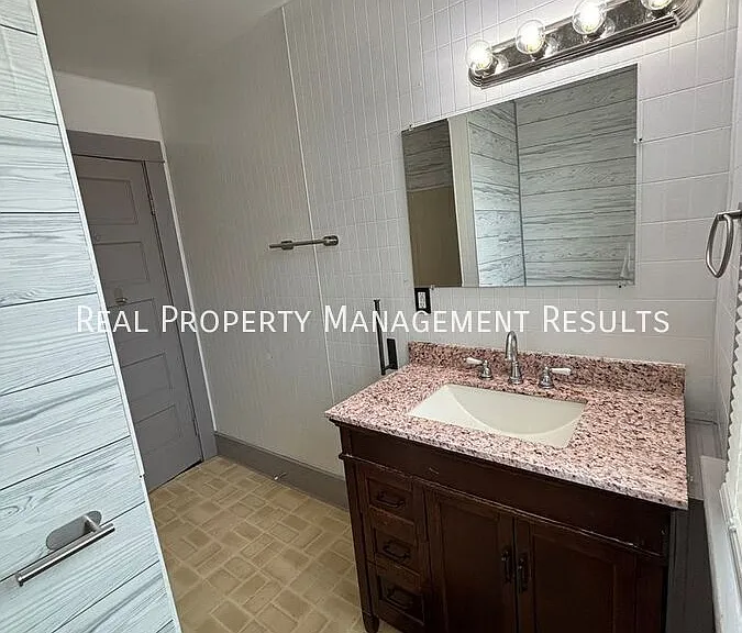 815 E Gum St — Photo 12