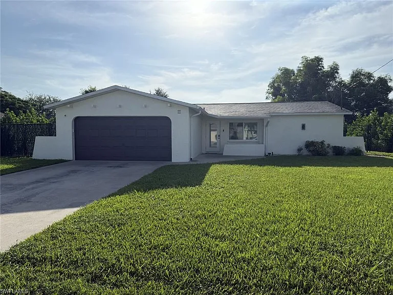 525 SE 11th Ct — Photo 1