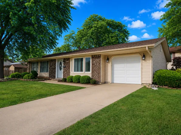 817 Stamford Ct, Schaumburg, IL 60193