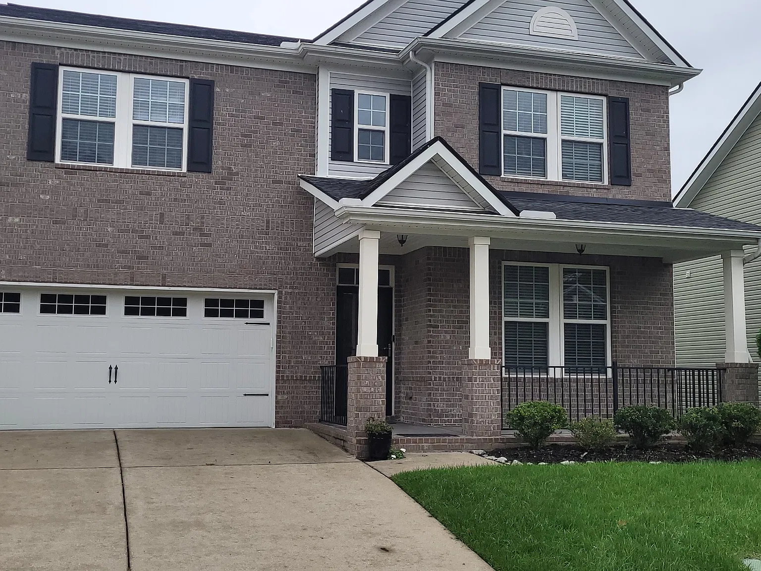 3 bed, 2.5 bath, 2500 sqft, $2,500 — Photo 2