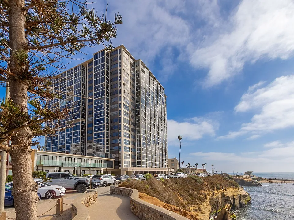 939 Coast Blvd #3D