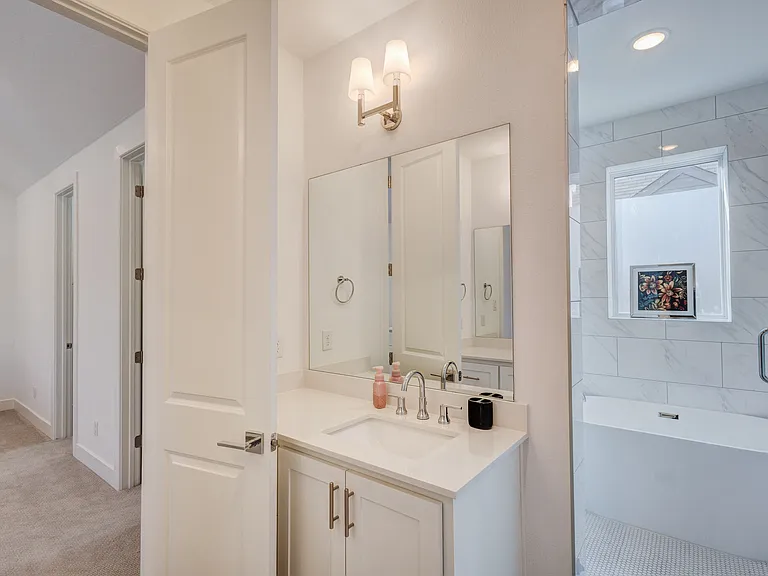 114 E Chester Ct — Photo 21