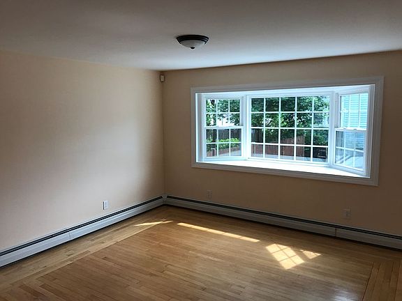 5th image of 47 Glenwood St