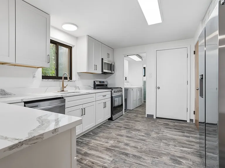 7895 Mark Dr — Photo 11