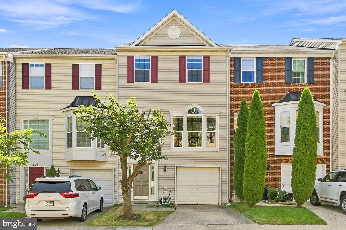 3 bed, 3.5 bath, 2318 sqft, $3,000 — Photo 1