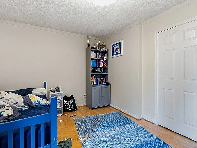 73 Jessica Gdns — Photo 33