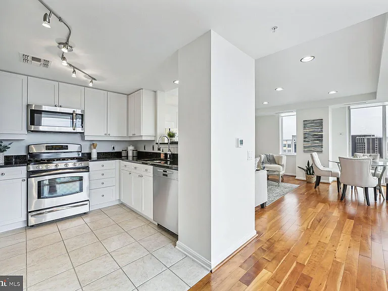 930 Wayne Ave #1205 — Photo 15