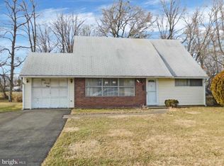 161 Juniper Dr, Levittown, PA 19056