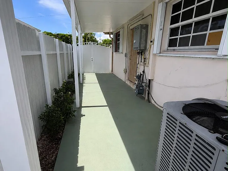 10955 SW 177th Ter — Photo 10
