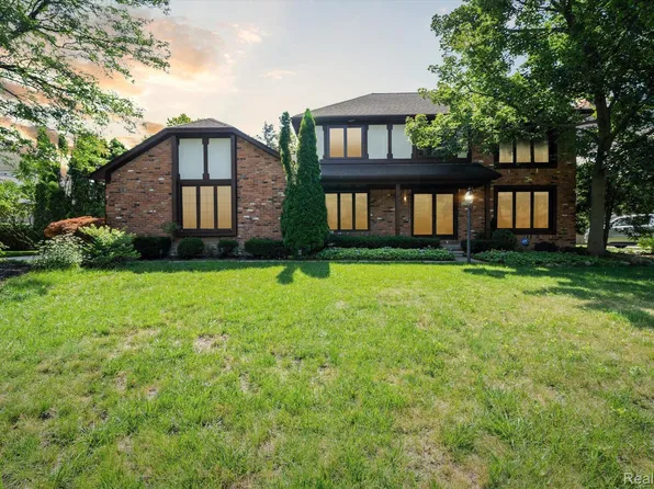 5190 Cardinal Dr, Troy, MI 48098