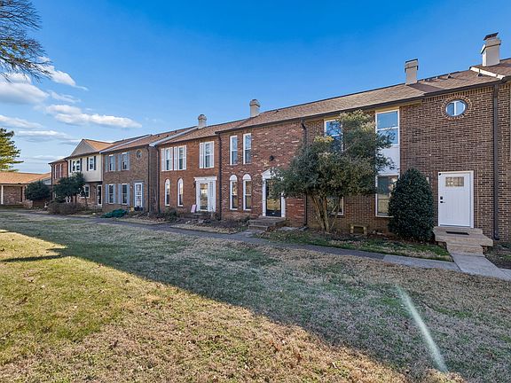 3rd image of 313 Huntington Ridge Dr