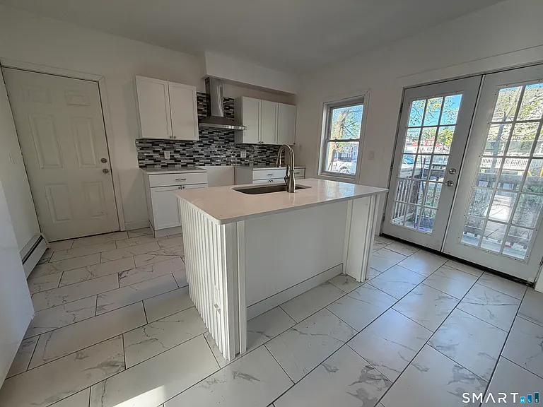 402 Allen St — Photo 5