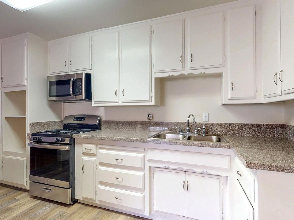 2nd image of 5341 Castle St