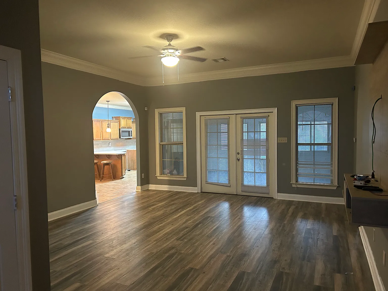 3 bed, 1976 sqft, $2,350 — Photo 2