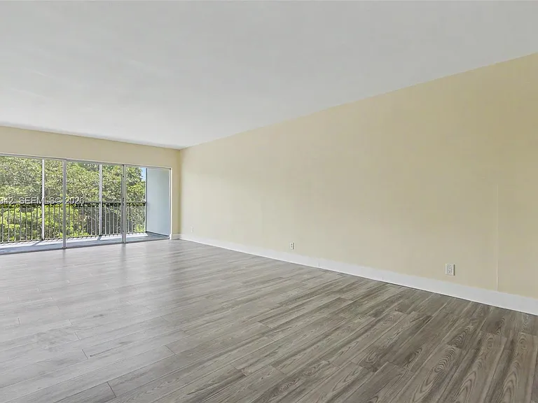 3250 N Palm Aire Dr #406 — Photo 36