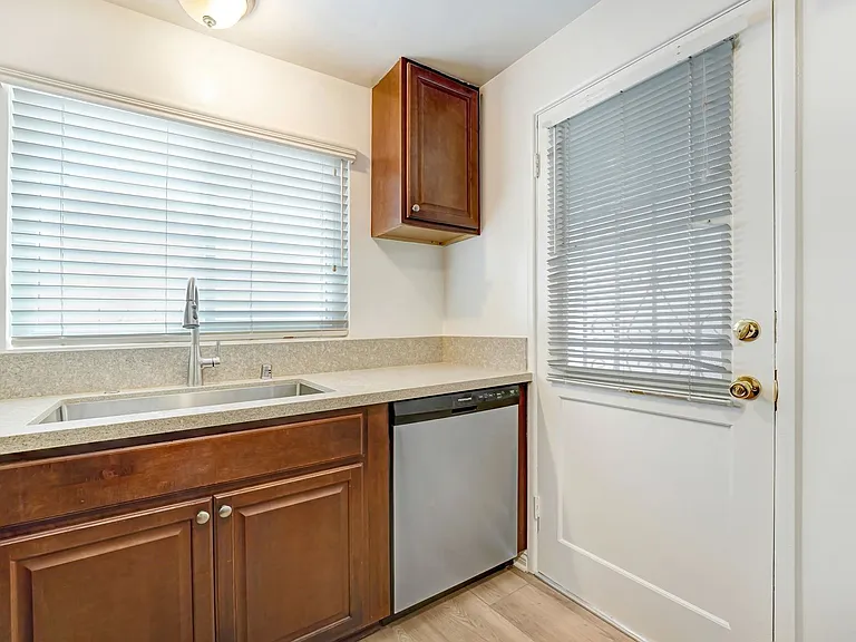 1234 10th St in Santa Monica - steps to Wilshire Blvd! — Photo 5
