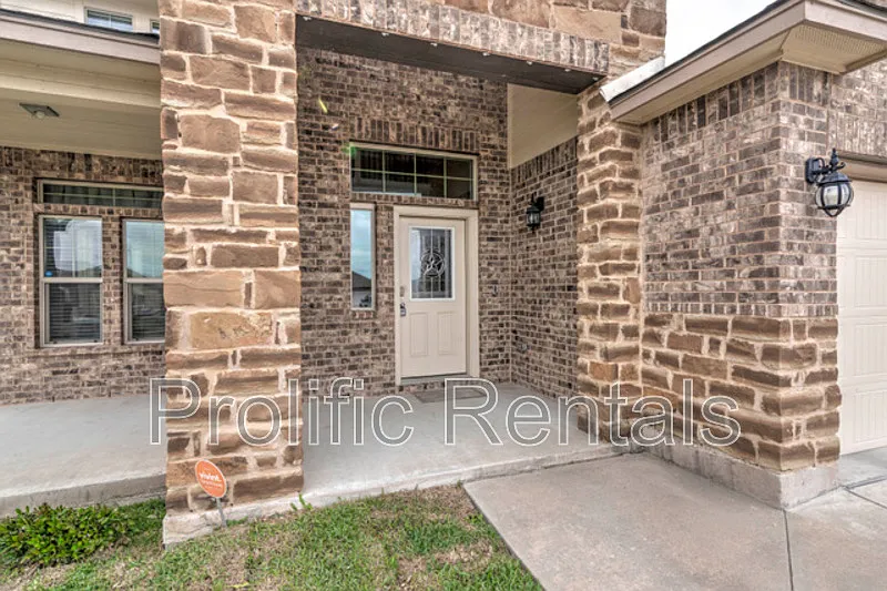 5 bed, 2.5 bath, 2696 sqft, $2,300 — Photo 4