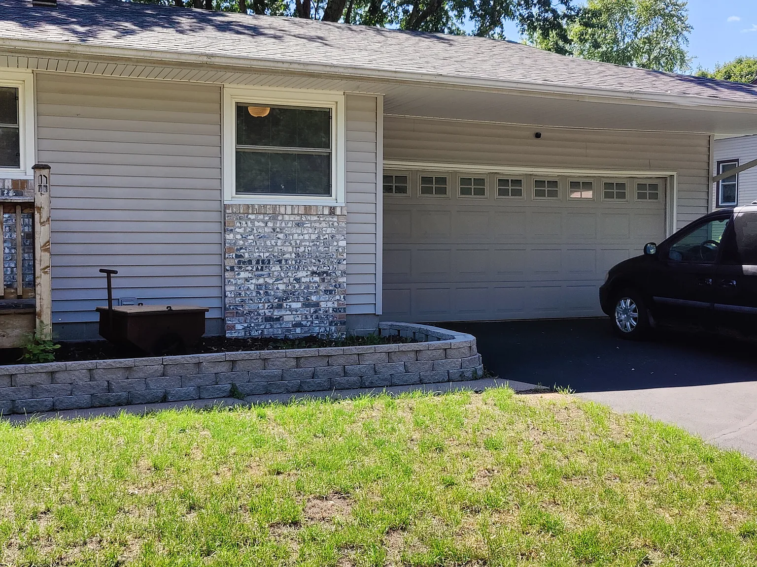 3 bed, 2136 sqft, $2,300 — Photo 3