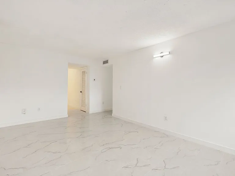 The Oaks Apartments — Photo 86