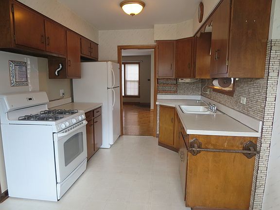 4th image of 7724 N Oketo Ave