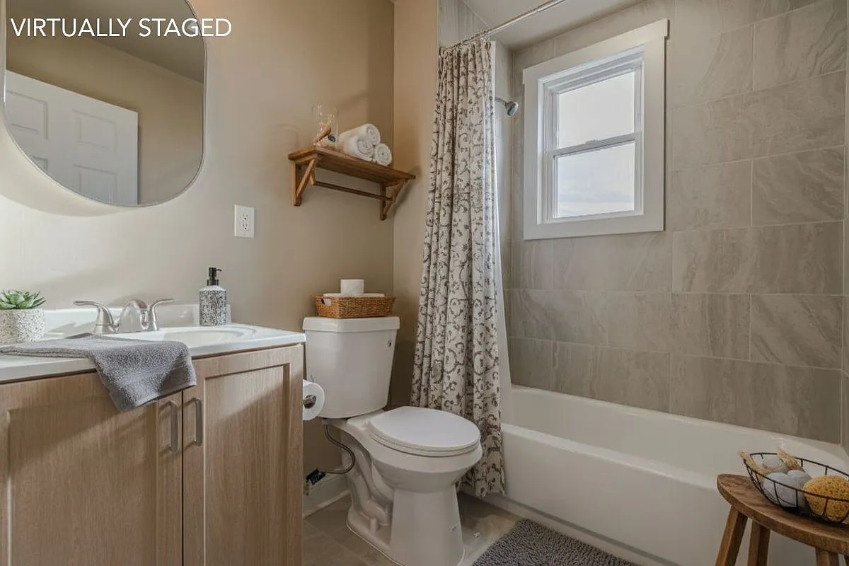 3 bed, 1.0 bath, 1200 sqft, $2,350 — Photo 3