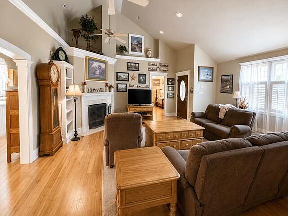 4th image of 16 Country Ln