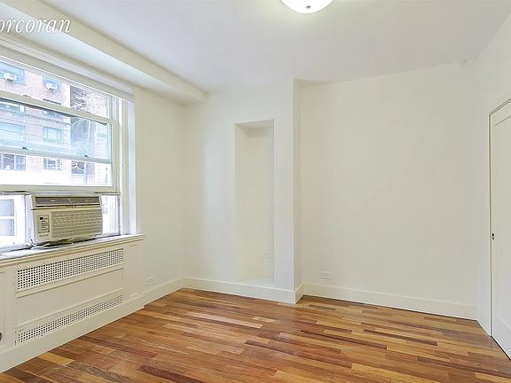 4th image of 4 Sutton Pl #A