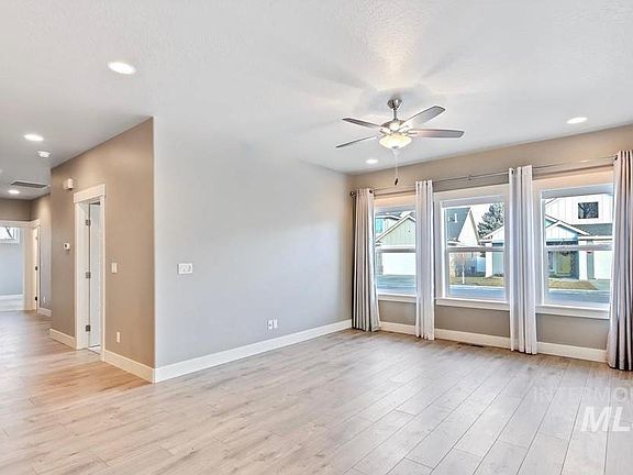 5th image of 626 S Spoonbill Ave