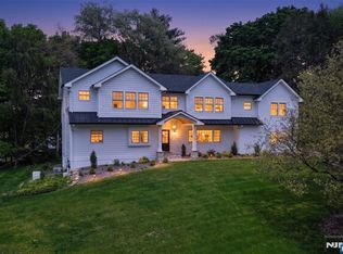 17 Grandview Ave, Upper Saddle River, NJ 07458