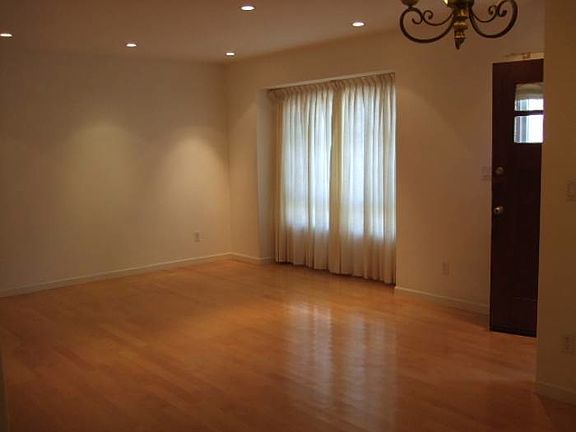 4th image of 1027 Plymouth Ave