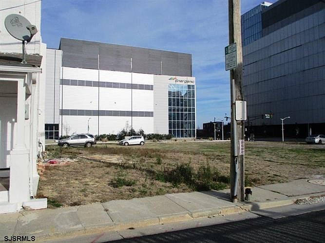 1st image of 121 S Congress Ave