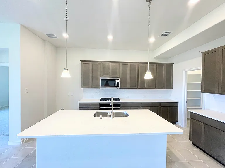 3201 Riverlawn Dr — Photo 5