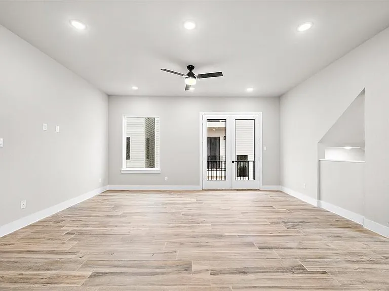 228 W 28th St — Photo 16