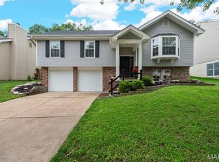 2454 Maple Crossing Dr, Ballwin, MO 63011